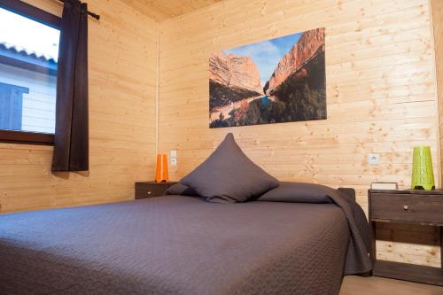 Una cama o camas en una habitación de La Noguera Camping