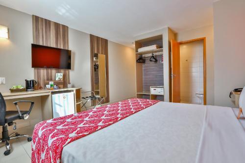 a hotel room with a bed and a kitchen at Comfort Hotel Campos dos Goytacazes in Campos dos Goytacazes