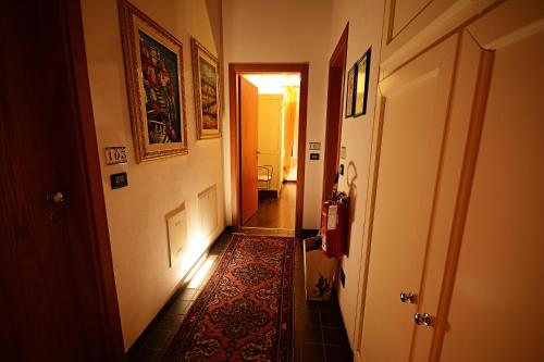 an empty hallway with a hallwayngthngthngthngthngthngthngthngthngthngth at Locanda Gli Ulivi in Monteveglio