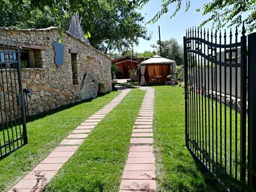 a fence next to a yard with a building at B&B Domo De Pedra in Tottubella