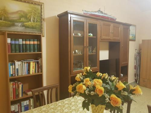 un vaso di fiori gialli su un tavolo in una stanza di Nel Cuore di Gaeta a Gaeta