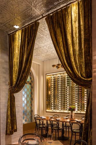 a dining room with a table and chairs and a window at Hotel Bijou - Union Square in San Francisco