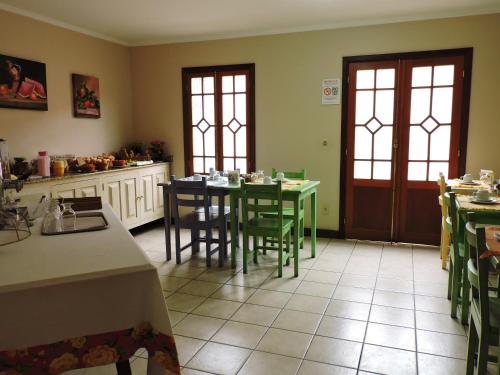 a kitchen and dining room with a table and chairs at Pousada Brisa de Paraty in Paraty