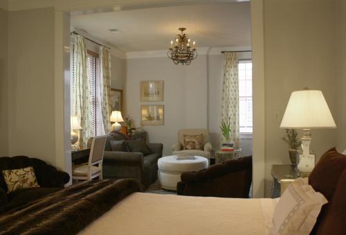 a living room with a bed and a living room with a couch at Inn at Court Square in Charlottesville