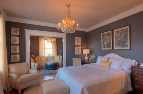 - une chambre avec un lit et un lustre dans l'établissement Inn at Court Square, à Charlottesville