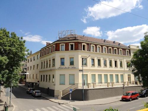 ein großes weißes Gebäude mit einem Hotel darüber in der Unterkunft Hotel An Der Wien in Wien