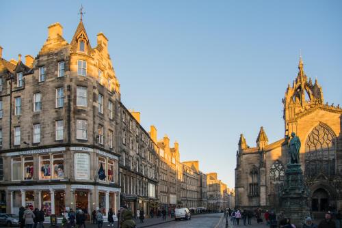 Pemandangan umum bagi Edinburgh atau pemandangan bandar yang diambil dari apartmen