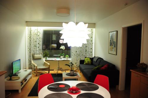 un soggiorno con divano e tavolo di Aliisa's Apartment a Rovaniemi