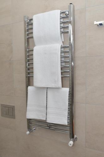 a towel rack in a bathroom with white towels at B&B La Movida in Naples