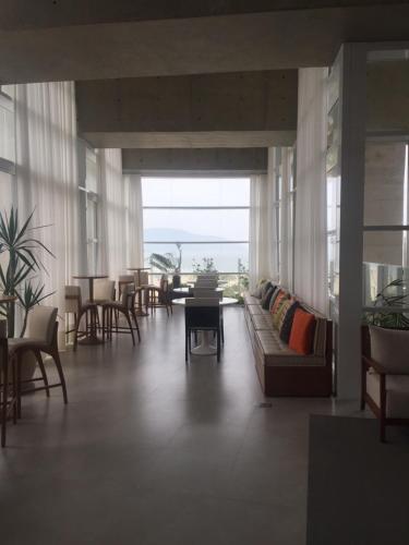Posezení v ubytování Loft com vista para o mar