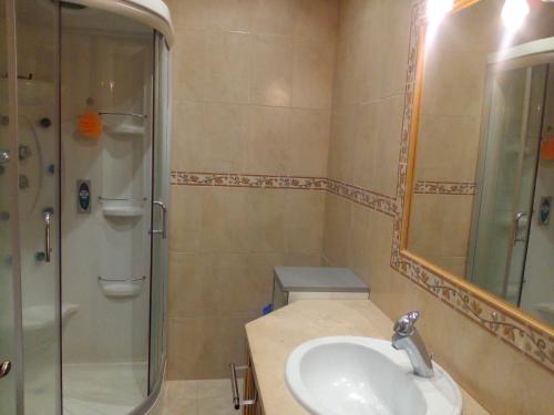 uma casa de banho com um WC e um lavatório. em Albufeira INN - Casa do Parque - Elimar 5 T1 em Albufeira