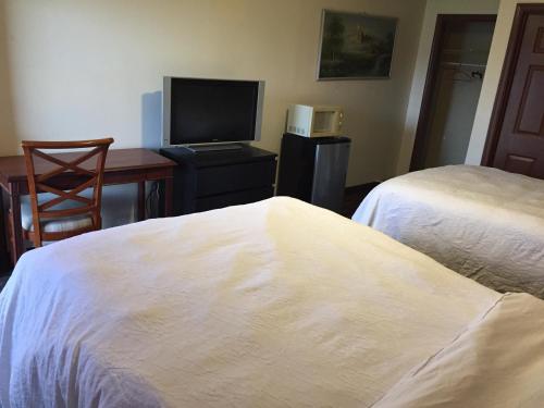 Ένα ή περισσότερα κρεβάτια σε δωμάτιο στο Colony inn motel