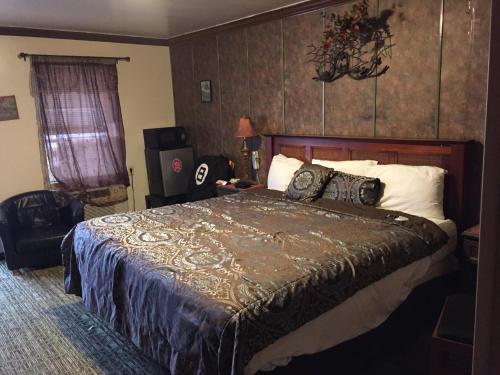 Een bed of bedden in een kamer bij Colony inn motel