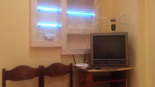 リヴィウにあるVolbilのテレビ、青い照明付きの窓が備わる客室です。