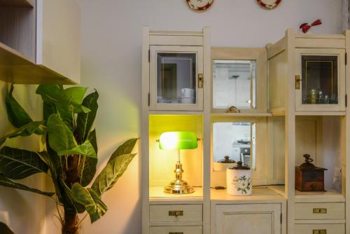 a white hutch with a lamp in a room at Ex dimora di Lawrence in Gargnano