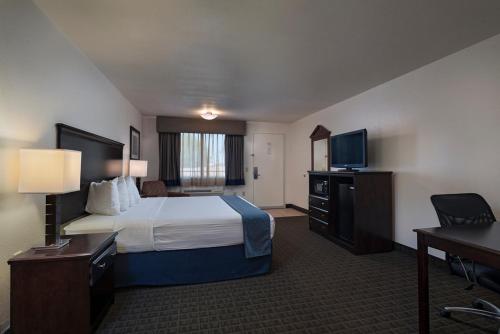 Ένα ή περισσότερα κρεβάτια σε δωμάτιο στο Stevens Inn a Howard Johnson by Wyndham