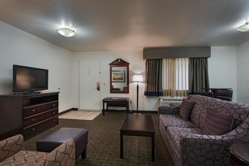 Μια τηλεόραση ή/και κέντρο ψυχαγωγίας στο Stevens Inn a Howard Johnson by Wyndham