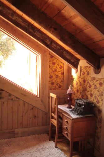 a room with a desk and a window and a computer at Loft del Rio in Cajon del Maipo