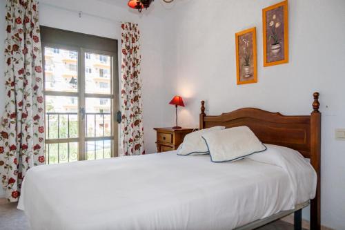 ネルハにあるTuhillo Parador Nerjaのベッドルーム(白いベッド1台、窓付)