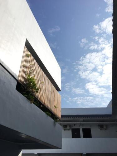 a building with a balcony with plants on it at Roppongi Motel - Dalian in Pingtung City