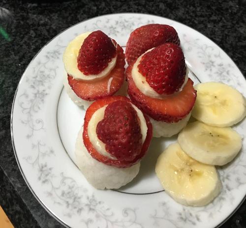 un piatto di dessert con fragole e banane di Rose Street Bed & Breakfast a Georgetown