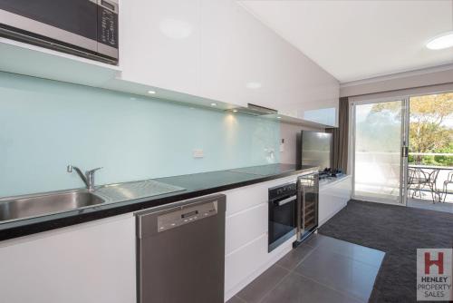 A kitchen or kitchenette at Horizons 518- Modern apartment on the Lake Jindabyne foreshore