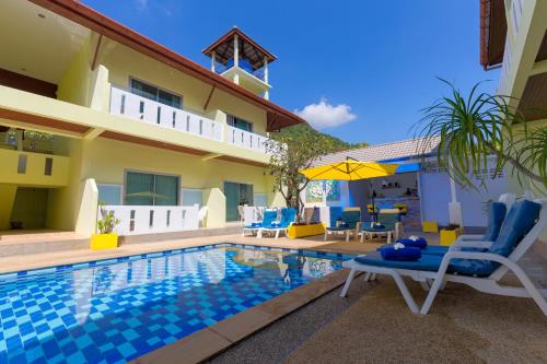 Bazén v ubytování Baan Chaylay Resort Karon nebo v jeho okolí