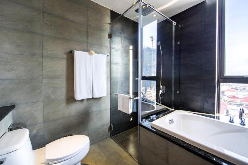 Koupelna v ubytování SIM Boutique Hotel
