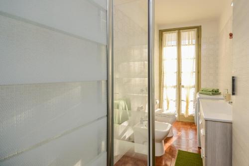 a bathroom with a toilet and a sink at Ex dimora di Lawrence in Gargnano