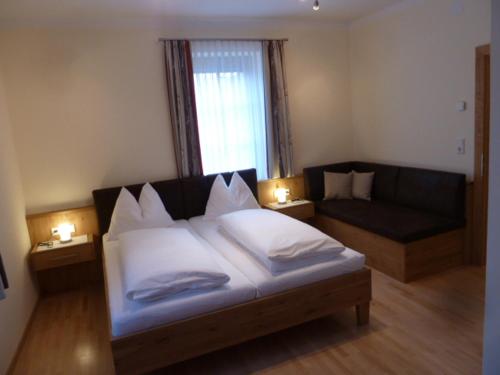 Un pat sau paturi într-o cameră la Ferienwohnungen Kampitsch
