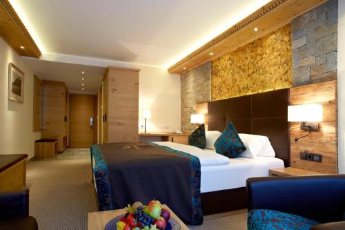 a hotel room with a bed in a room at Hotel Tirol in Ischgl