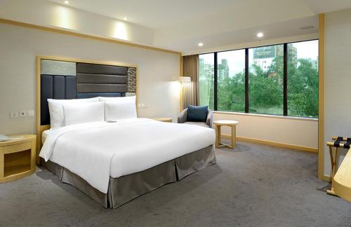 A bed or beds in a room at Sonnien Hotel