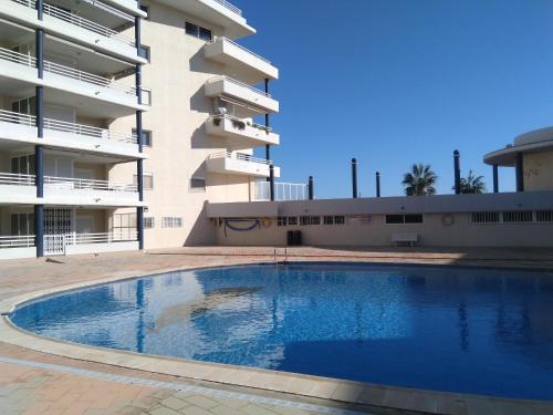 a swimming pool in front of a building at Alpen1 Picasso in Peniscola