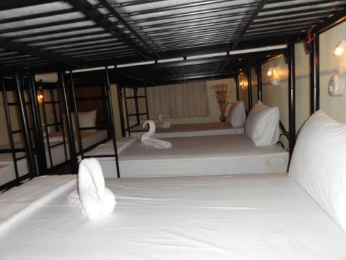 Una cama o camas en una habitación de Seventeen Hostel
