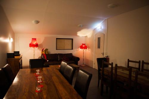ein Wohnzimmer mit einem Tisch und einem Sofa in der Unterkunft Mjóanes accommodation in Hallormsstaður