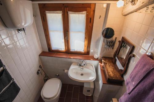 a small bathroom with a sink and a toilet at Villa Marina in Bosco