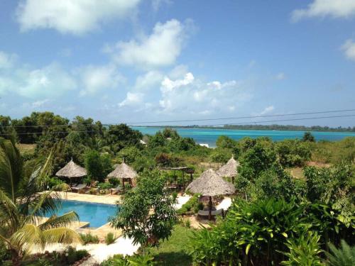 una vista aérea de un complejo con piscina en Emerald Bay Resort, en Kizungu