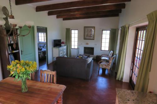 een woonkamer met een bank en een tafel bij Out of Plett in Plettenbergbaai