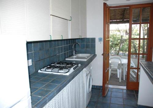 una cucina con lavello e fornello di Le Palme a Capoliveri
