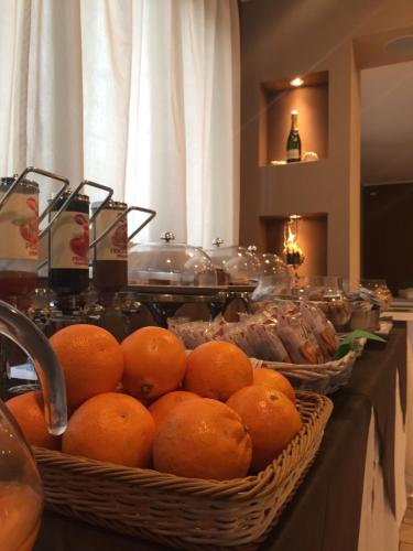 un montón de naranjas en cestas en un mostrador en Hotel 325 Tor Vergata en Tor Vergata