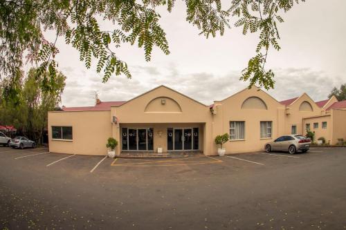 a building with cars parked in a parking lot at Horseshoe Inn and Conference Center in Kimberley