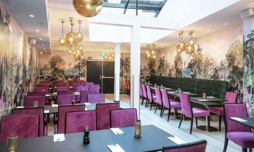 ein Esszimmer mit lila Stühlen und Tischen in der Unterkunft Thon Hotel Spectrum in Oslo
