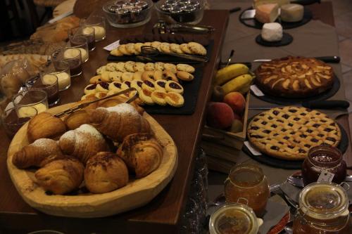 a table topped with lots of different types of bread at Residence Les Coupoles in Champoluc