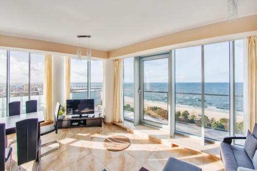 a living room with a view of the ocean at Wechta - Promenada Gwiazd z sauną, Sun & Snow in Międzyzdroje