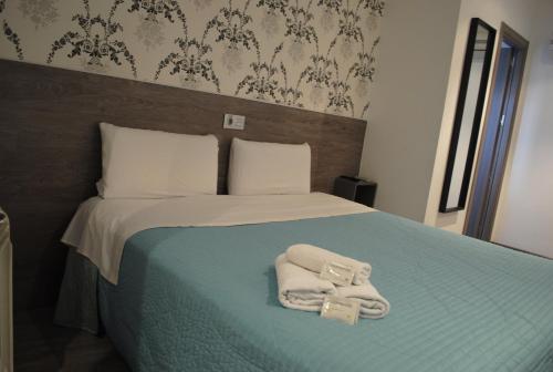 Een bed of bedden in een kamer bij Hostal Abril Madrid