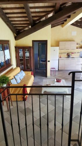 波爾托雷卡納蒂的住宿－Villetta del Conero，客厅配有沙发和桌子