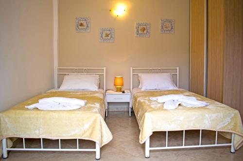 zwei Betten nebeneinander in einem Zimmer in der Unterkunft Villa Campos- Less than 5-Min Walk to Kalivaki Beach in Georgioupoli