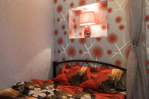Un pat sau paturi într-o cameră la Modern luxury studio in the center of Kharkiv at Konstitutsii Square