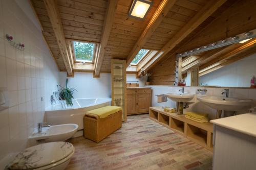 a large bathroom with two sinks and a bath tub at Landhaus de Gaspary in Seehausen am Staffelsee
