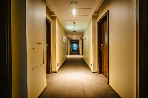 an empty corridor in an office building with a long hallway at DeSilva Warszawa Piaseczno in Piaseczno